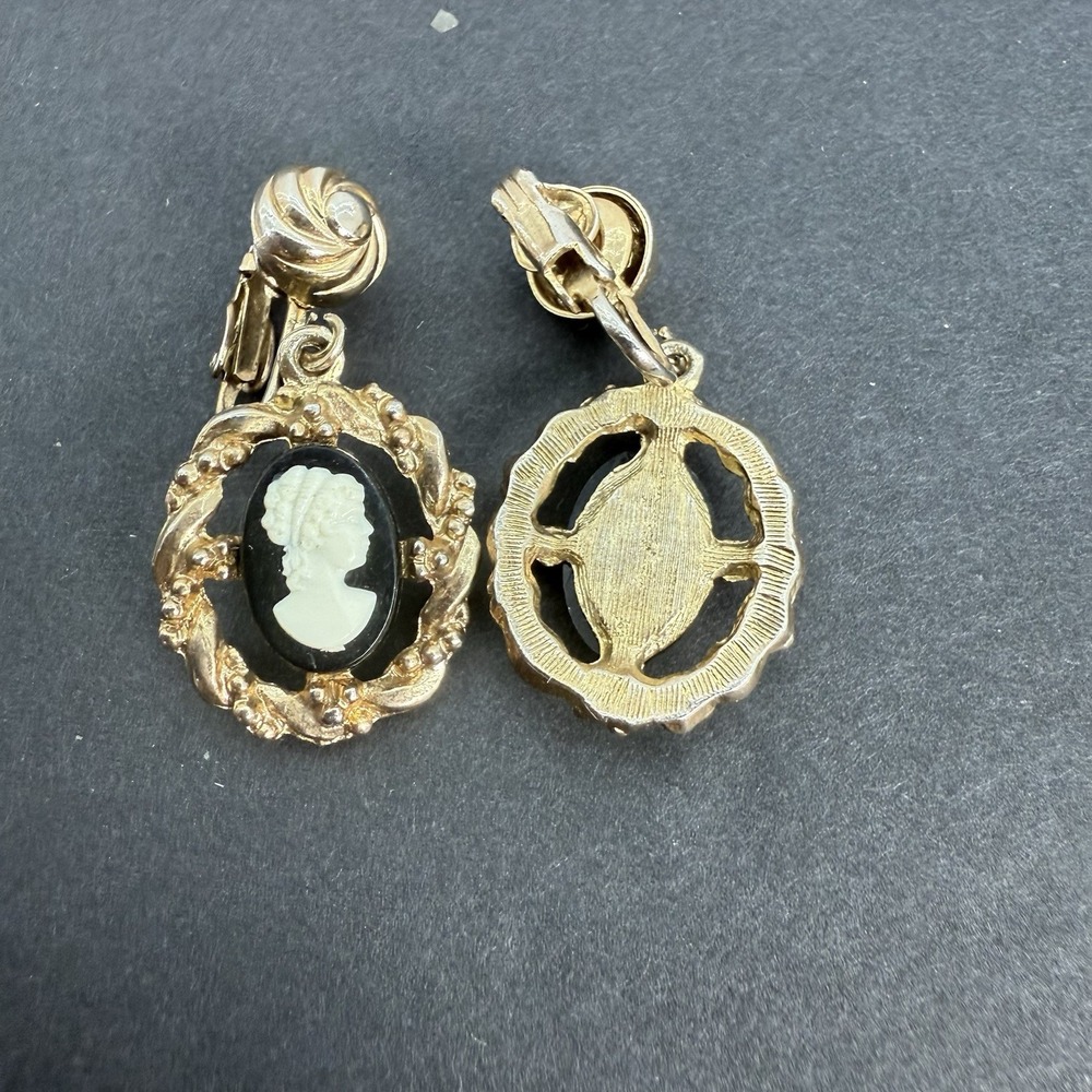 VTG JUDY LEE BLACK WHITE CAMEO SHINY GOLD DOOR KNOCKER DANGLE EARRINGS CLIP-ON - Picture 3 of 6
